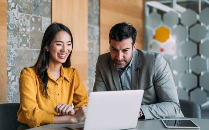 ludzie czytający informacje z miasta Siedlce  